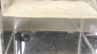 Cette poudre hydrophobe est très étrange !