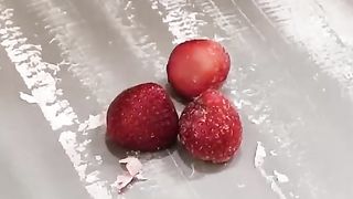 Glace Gelato roulée sur une plaque de fer à -30 degrés Celsius - Cuisine de rue coréenne