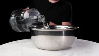 Интересно наблюдать за брызгами воды,если это снято в замедленной съемке