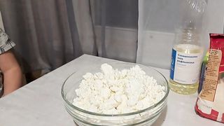 готуємо сирнички дуже легко.