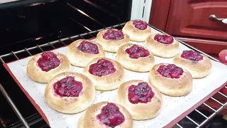 Подгулявший творог, одно яйцо и любые ягоды из морозилки_ мягкие, упрощенные