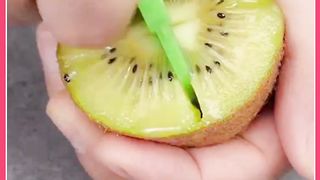 Pra quem ama ou pra quem nunca comeu, esse cortador de kiwi é genial! ????