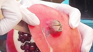 The process of making the famous pomegranate juice in Bangkok!!!.