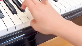 Tag me under videos with interesting devices for pianists ???? #rushe #pianolifehack #pianotutorials.