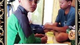 Seorang anak dikerjain bapaknya