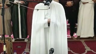 يؤم الناس بمسجد النصر وسط مدينة المسيلة الجزائر مشاء الله عليك يا عبد العزيز