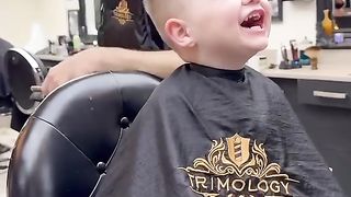 Petit enfant chez coiffeur