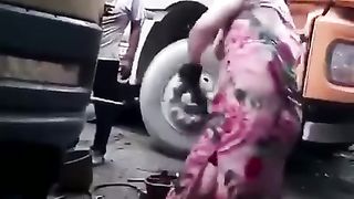 Just do your best to get things done  How tough Chinese Mechanic repair trucks