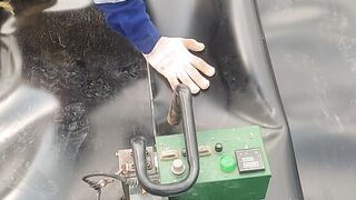 Pemasangan geomembran untuk kolam limbah