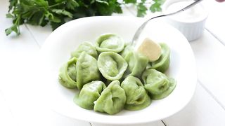 Зелёные пельмени со шпинатом в тесте и мясной начинкой.