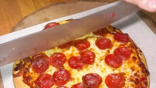DOUBLE DOUGH PIZZA from Amore Chicago in Las Vegas #pizza #foodchallenge #lasvegas.