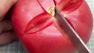اغرب طماطم ممكن تشوفها.