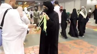 Cewek arab berbagi sedekah di bulan ramadan