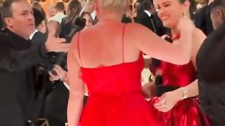 Selena Gomaz  in party dance