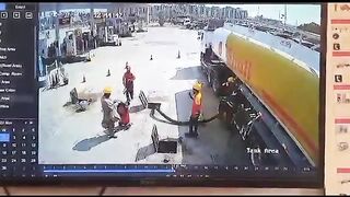 petrol pump pay achanak ag lag gai