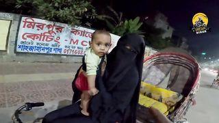 কতটা অসহায় হলে কোলের বাচ্চা নিয়ে আপু রিকশা চালায়!