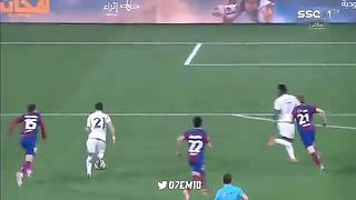 Ibrahima Diaz dribbles past Frenkie de Jong