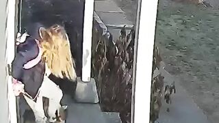 Mom save her daughter from horrific attack of raccoon