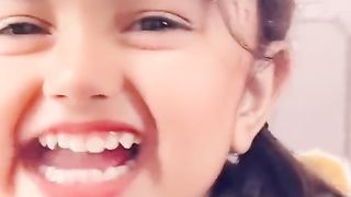 কিউট মেয়ের মিষ্টি হাসি