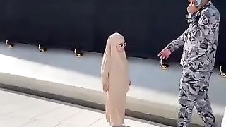 طفلة شجاعة ماشاء الله أرادت أن تسلم على الحجر الأسود