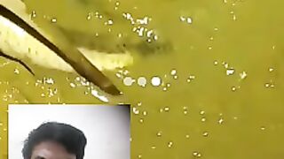 Seekor ular menyelamatkan ikan yang tenggelam