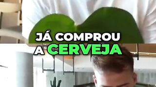 O cara tomando cerveja de manhã