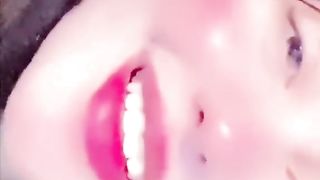 تغني اغنيه حزينه