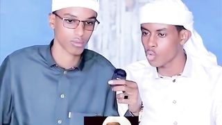 شقيقان صوماليان يحصدان إشادات واسعة لإتقانهما القرآن الكريم بصوت مشاهير القراء
