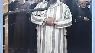 قطة تقبل امام اثناء الصلاة ????????