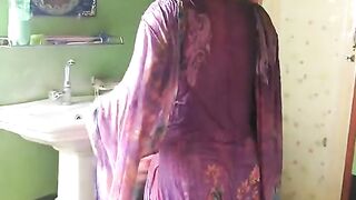 দেখুন এই মেয়েটি আয়নার সামনে কি করছে ????