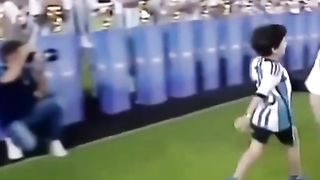 Lionel Messi shows off the World Cup to Argentina’s fans! ????