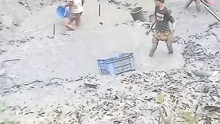 পুকুরে মাছ ধরা হচ্ছে