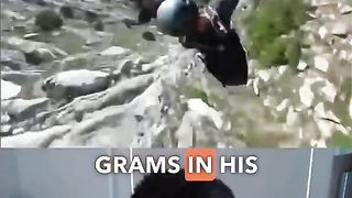 Professional smuggler flying down mountain ❄️????.