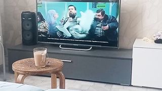 Развлекается