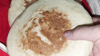 خبز سخون ديال دار (بطبوط) بالحليب كيحمق وهشيش