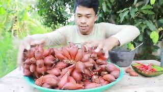 wow_yummy_Mouth_Watering__-_Snake_Fruit_spicy_salt_peppers_were_delicious_I_like_to_eat