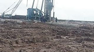 Proses pemasangan paku bumi atau tiang pancang