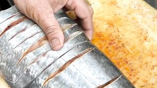 1.6 KG Fish With Tail Fry in Street Corner