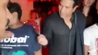 So sweet of him na Sachin signs a kid’s bat as he leaves a restaurant i