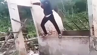 Tukang tembok kena batu nya