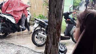 Menjemput anak-anak sekolah kondisi hujan