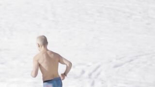 Fastest half marathon barefoot on ice/snow ❄️????