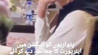 پٹواریوں کو الیکشن میں ایئر رپورٹ کا جھانسہ دےکر آٹےکا تھیلا دینے والاہیں