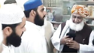 Molana_Fazl_Ur_Rehman_Qari_Abdur_Rauf_Madni_Ki_Janib_Sy_Peer_Usman_Hanfi_Ki_Dastar_E_Khilafat