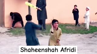 Shaheen Afridi playing street cricket