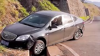 Excellent idea for getting the car out of the hole  فكره رهيبة وممتازه لخروج السيارة من الحفره