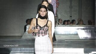 SLOMO RUNWAY - Kendall Jenner at the London Fashion Week A/W 2020 - Burberry at Olympia London on February 17, 2020 in London, England.