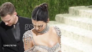 Kendall Jenner arrives at the 2021 Met Gala