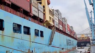 Mooring a VERY HUGE Maersk Container Ship ????