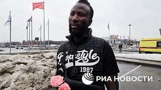 Нигериец, который принес цветы к стихийному мемориалу у "Крокуса"